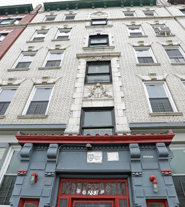 253 E Kingsbridge Rd in Bronx, NY - Foto de edificio - Building Photo