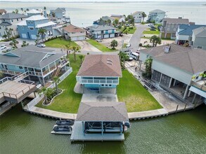1322 Oahu Dr in Tiki Island, TX - Foto de edificio - Building Photo