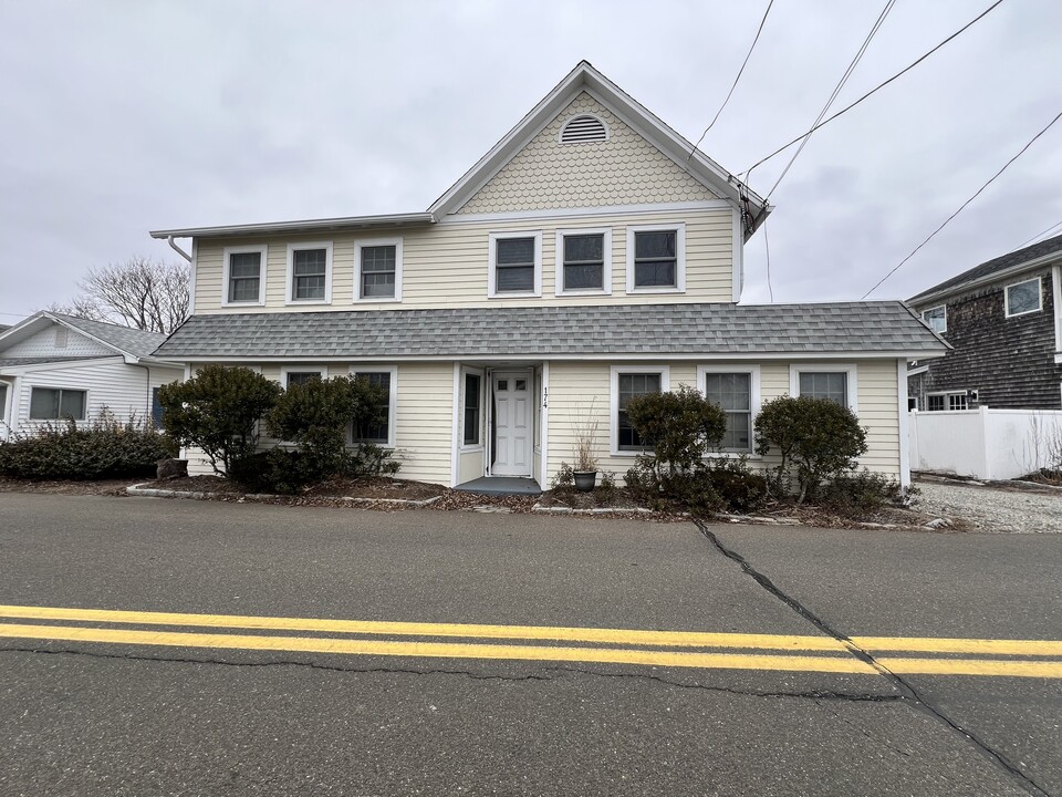 174 Shore Rd in Clinton, CT - Building Photo