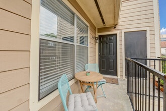 704 Bering Dr, Unit F in Houston, TX - Building Photo - Building Photo