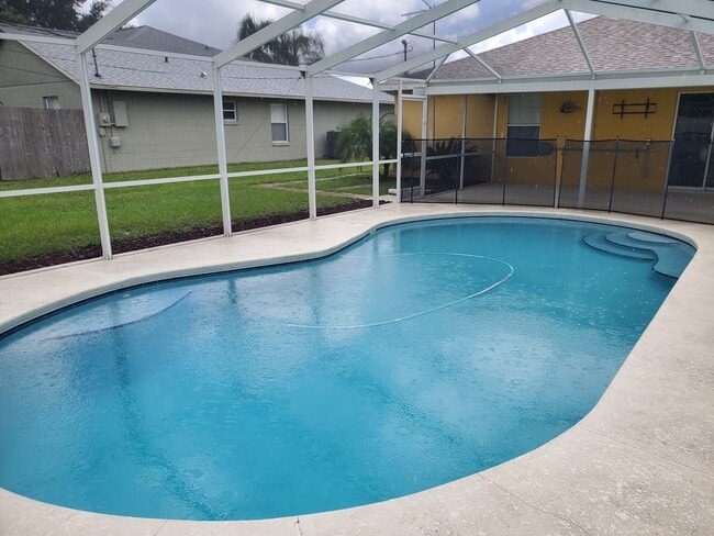 2777 W Covington Dr in Deltona, FL - Foto de edificio - Building Photo