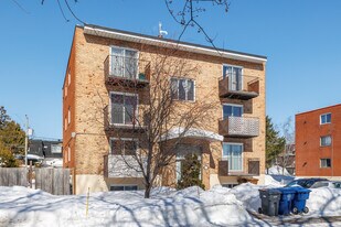 401 Lulli Rue in Laval, QC - Building Photo