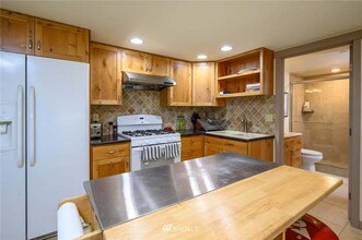 22824 104th Ave SW in Vashon, WA - Foto de edificio - Building Photo