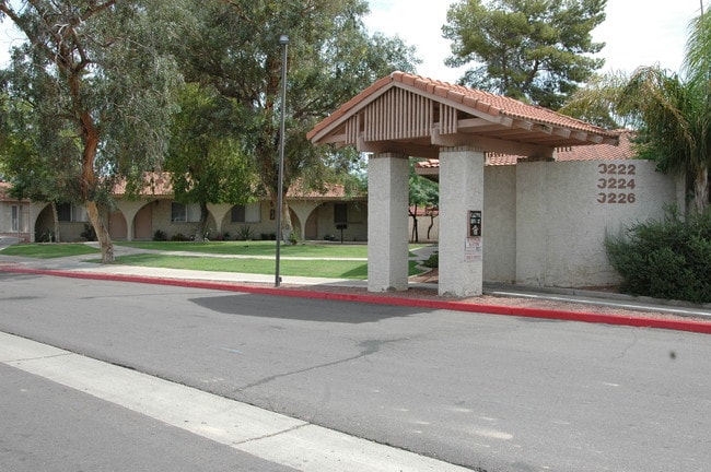 Buenas On Indian School Apartments in Phoenix, AZ - Building Photo - Building Photo