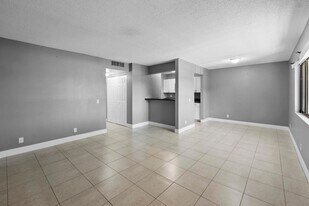 818 Meadows Cir in Boynton Beach, FL - Building Photo