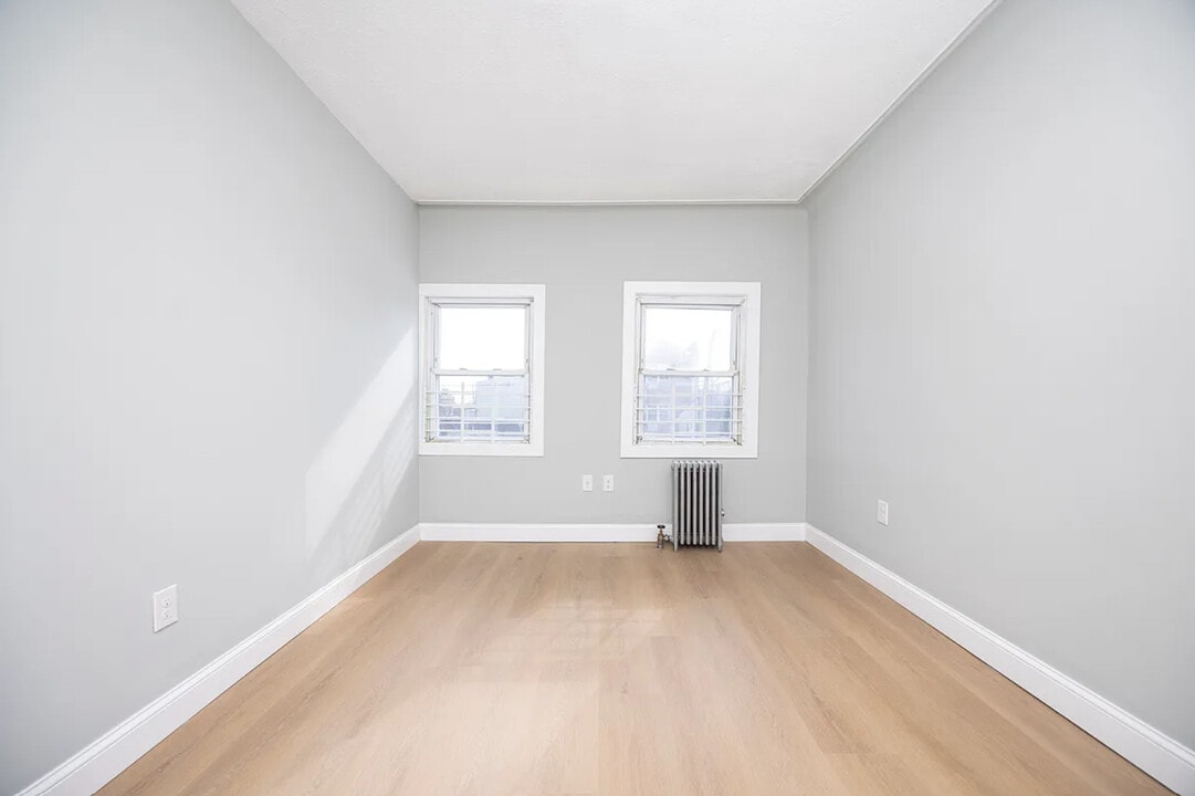 667 Glenmore Ave in Brooklyn, NY - Foto de edificio