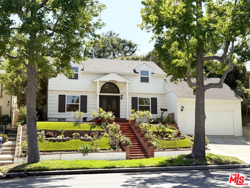 661 Warner Ave in Los Angeles, CA - Building Photo