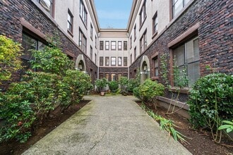 Capitola Apartments in Seattle, WA - Foto de edificio - Building Photo