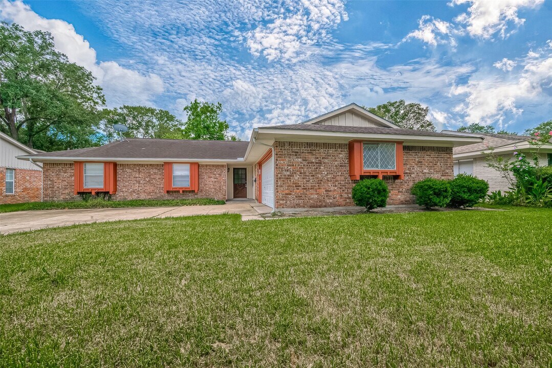 5711 Braesvalley Dr in Houston, TX - Foto de edificio