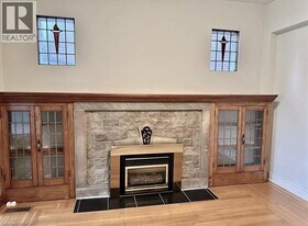 220 Maplewood Ave in Hamilton, ON - Building Photo