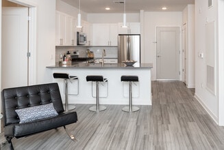 Six Points at Bloomfield Station in Bloomfield, NJ - Foto de edificio - Interior Photo