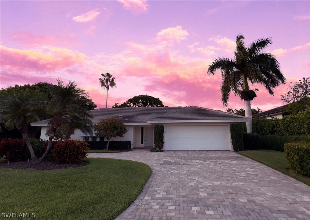 635 Fountainhead Ln in Naples, FL - Building Photo