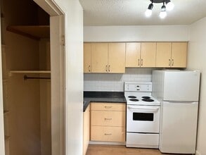 646 Admirals Rd in Victoria, BC - Building Photo - Building Photo