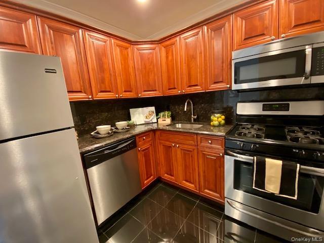 323 Brook Ave in Bay Shore, NY - Foto de edificio - Building Photo