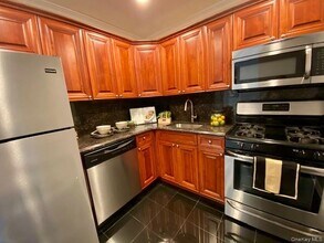 305 Brook Ave in Bay Shore, NY - Building Photo - Building Photo