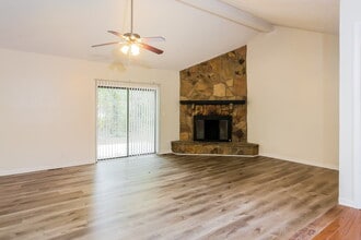 832 Lost Creek Cir in Stone Mountain, GA - Foto de edificio - Building Photo