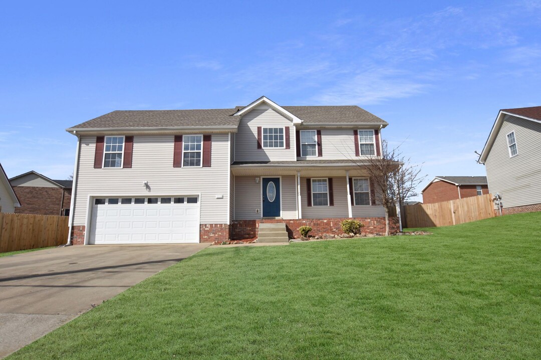 1943 Whirlaway Cir in Clarksville, TN - Building Photo