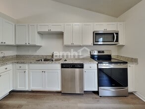 6556 Cloverlawn Cir, Unit 1R in Canal Winchester, OH - Foto de edificio - Building Photo