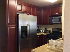 21520 Burbank Blvd, Unit 211 in Woodland Hills, CA - Foto de edificio - Building Photo