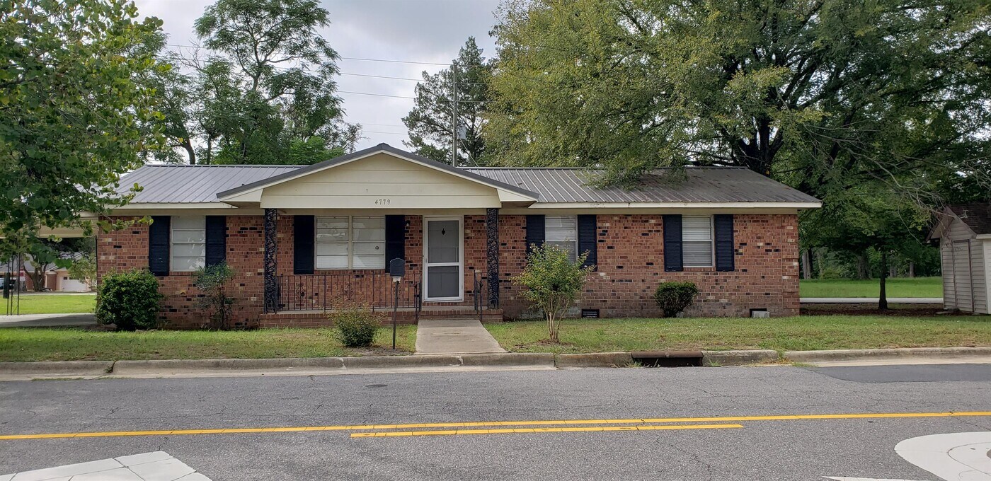 4779 Cameron Rd in Hope Mills, NC - Building Photo