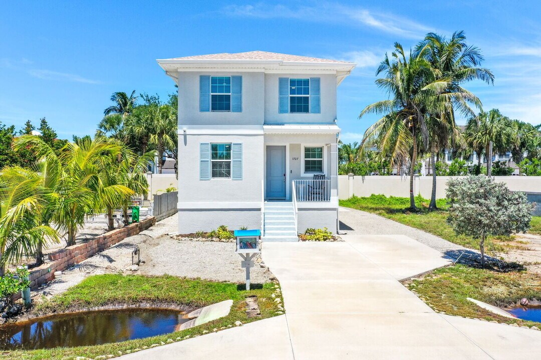 1727 Danford St in Naples, FL - Building Photo