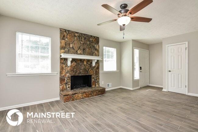 325 Morris Ct SE in Conyers, GA - Foto de edificio - Building Photo