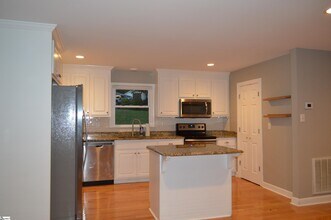 101 Lakeforest Dr in Greer, SC - Foto de edificio - Building Photo