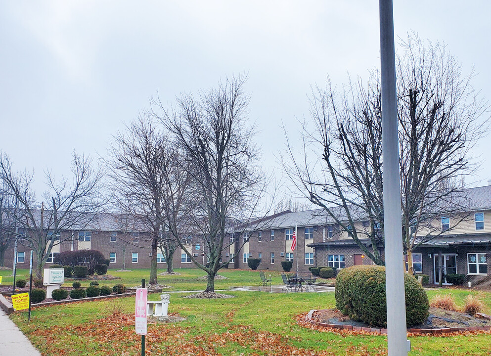 Cougill Senior Apartments in Charleston, IL - Foto de edificio