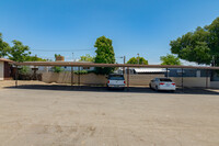 516 Roberts Ln in Bakersfield, CA - Foto de edificio - Building Photo