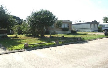 Brazos Mobile Home Park in Rosenberg, TX - Foto de edificio - Building Photo