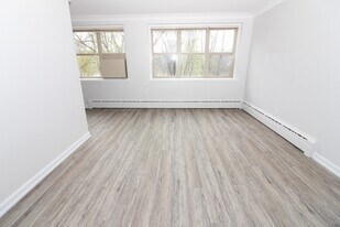 43 Roslyn Road in Winnipeg, MB - Building Photo