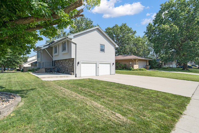 9170 Clark St in Clive, IA - Foto de edificio - Building Photo