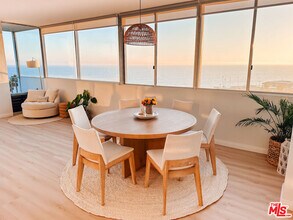 17350 Sunset Blvd in Los Angeles, CA - Foto de edificio - Building Photo