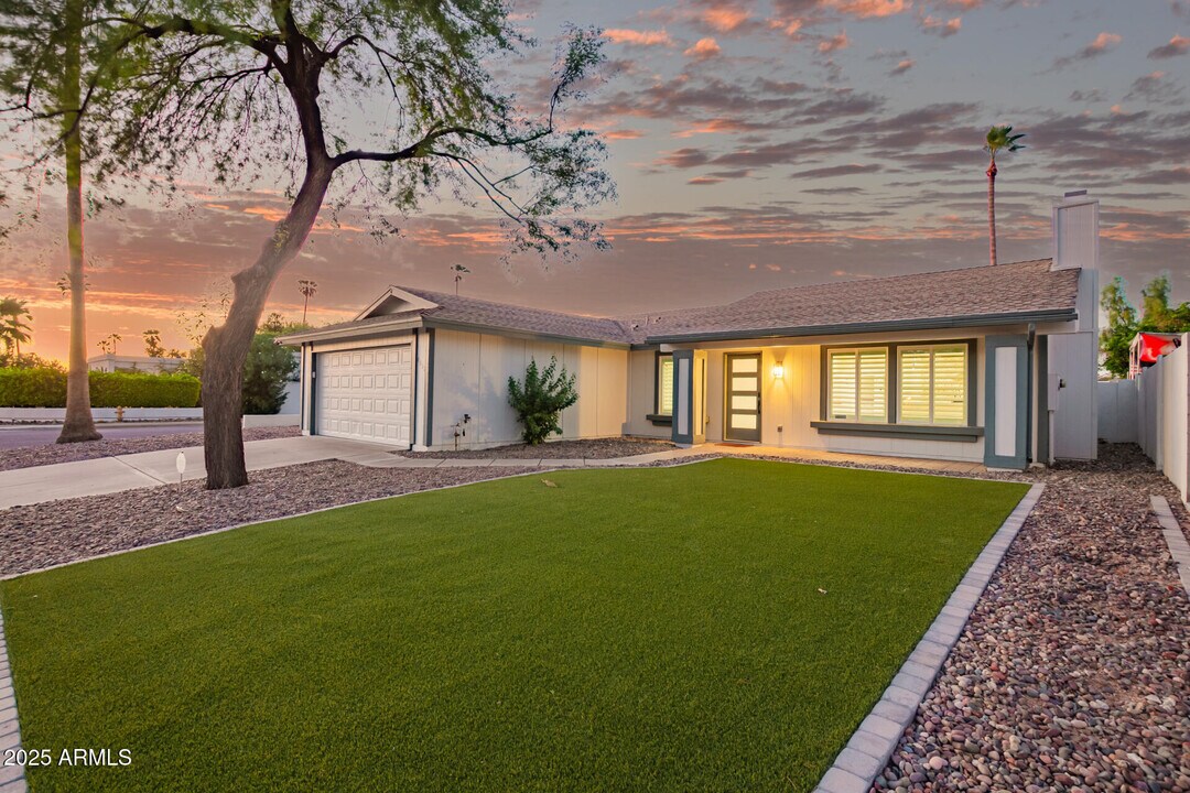 6802 E Beverly Ln in Scottsdale, AZ - Building Photo