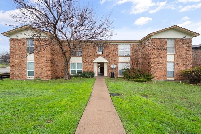 8000 Cambridge Cir in Fort Worth, TX - Building Photo - Building Photo