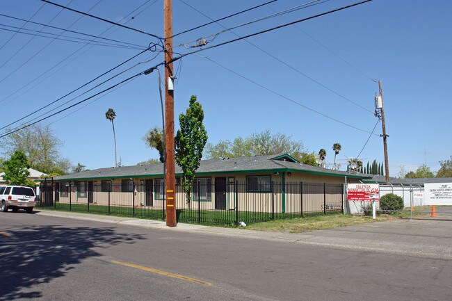 Los Lomas in Sacramento, CA - Building Photo - Building Photo