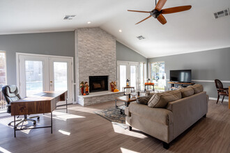 Fairway Square - Specials Available in Alvin, TX - Foto de edificio - Interior Photo