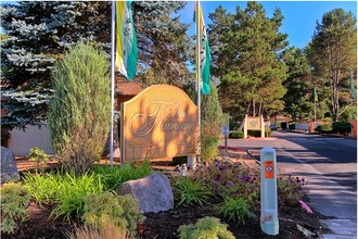 Fairways Apartments in Longview, WA - Building Photo - Building Photo