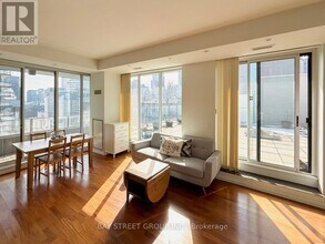 111 Elizabeth St in Toronto, ON - Building Photo - Building Photo