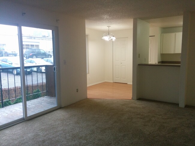 7317 224th St SW in Edmonds, WA - Foto de edificio - Building Photo