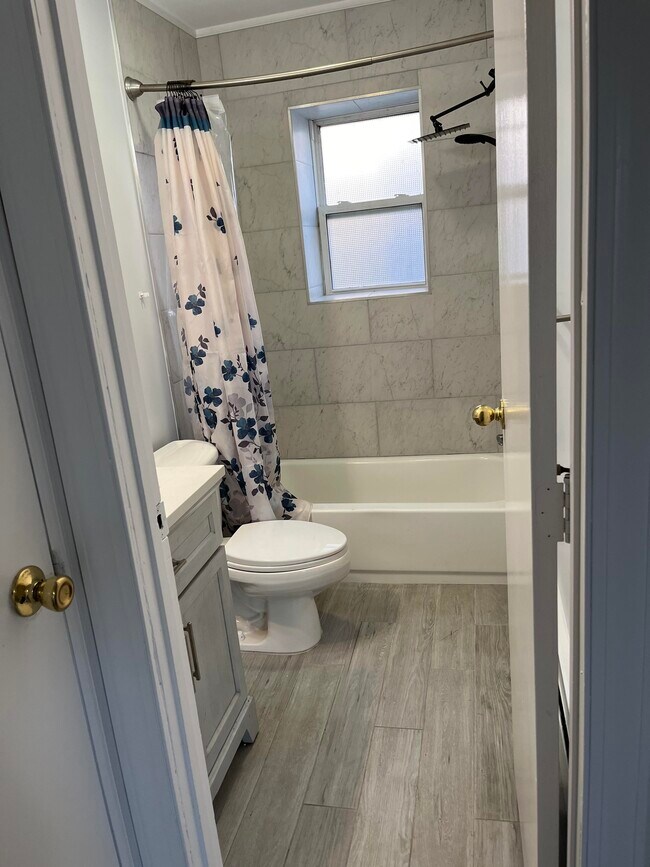 37 Larkfield Rd in East Northport, NY - Building Photo - Building Photo