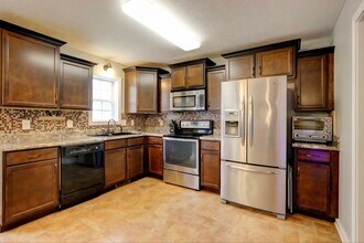 1321 Allmon Dr in Clarksville, TN - Foto de edificio - Building Photo