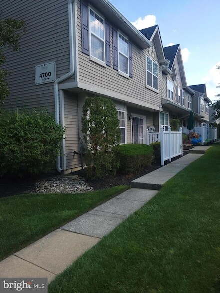 4705 Grenwich Ln in Mount Laurel, NJ - Foto de edificio - Building Photo
