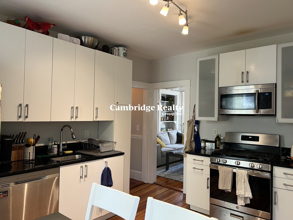 25 Fainwood Cir, Unit 2 in Cambridge, MA - Foto de edificio