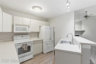 1563 N Bywood Ave in Clawson, MI - Building Photo - Building Photo