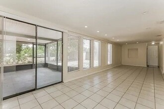 8515 Misty River Ct in Tampa, FL - Foto de edificio - Building Photo