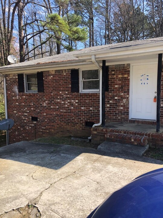 135 Sheila Ln in Powder Springs, GA - Building Photo