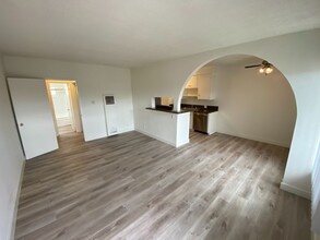 12737 Matteson Ave, Unit 7 in Los Angeles, CA - Foto de edificio - Building Photo