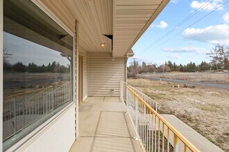 5704 W Garden Springs Rd in Spokane, WA - Foto de edificio - Building Photo