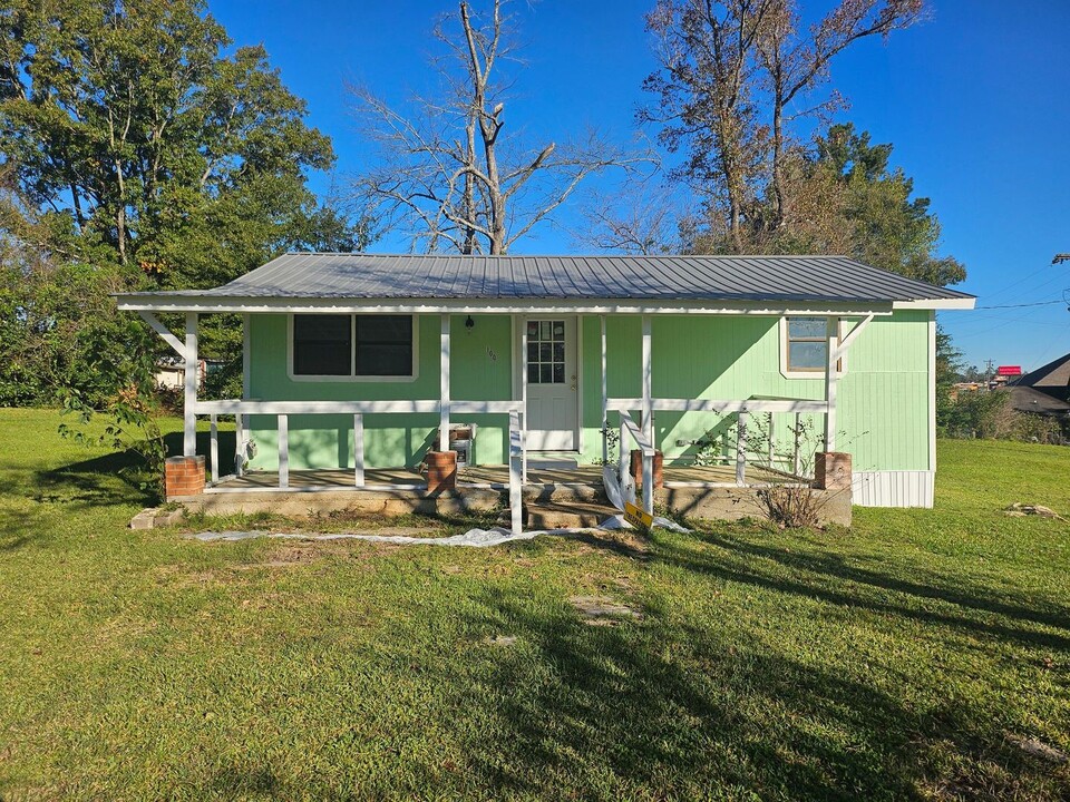 100 Lake St in New Llano, LA - Building Photo